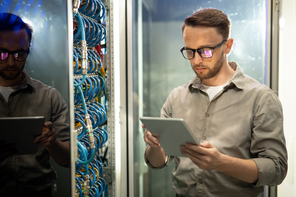 data-center-engineer-small data-center-engineer-small